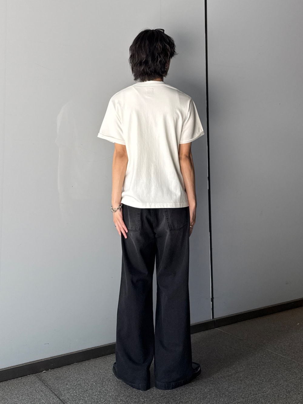 ホワイト系のTシャツ/カットソー、ブラック系のデニムパンツを着用したメンズの夏コーディネートの3枚目の写真