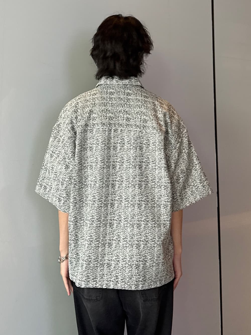 ホワイト系のシャツ/ブラウス、ホワイト系のTシャツ/カットソー、ブラック系のデニムパンツを着用したメンズの夏コーディネートの6枚目の写真