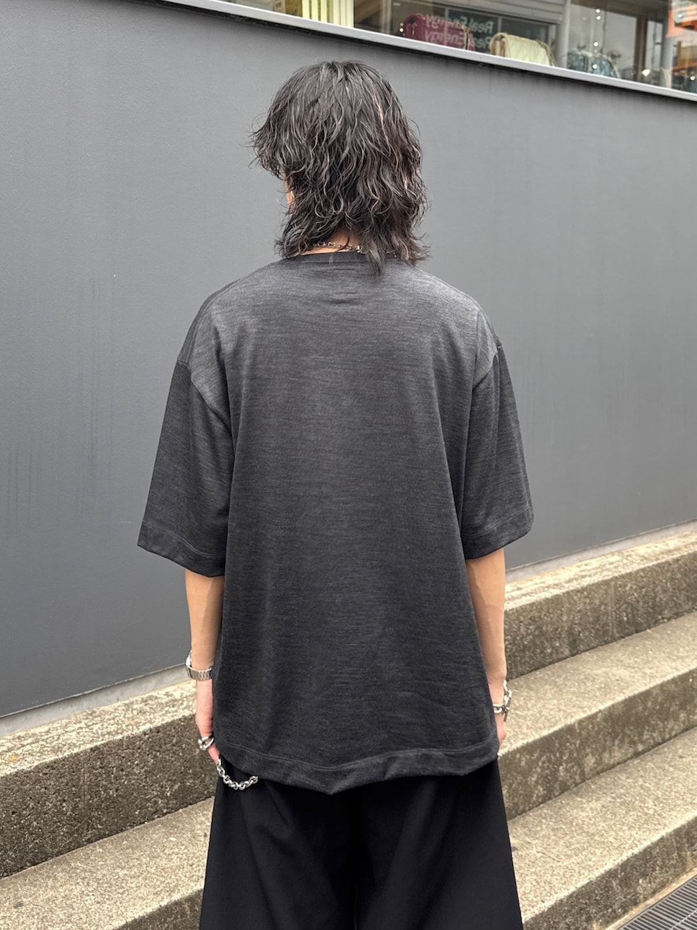 ブラック系のシャツ/ブラウス、グレー系のTシャツ/カットソー、ブラック系のスラックスを着用したメンズの夏コーディネートの8枚目の写真