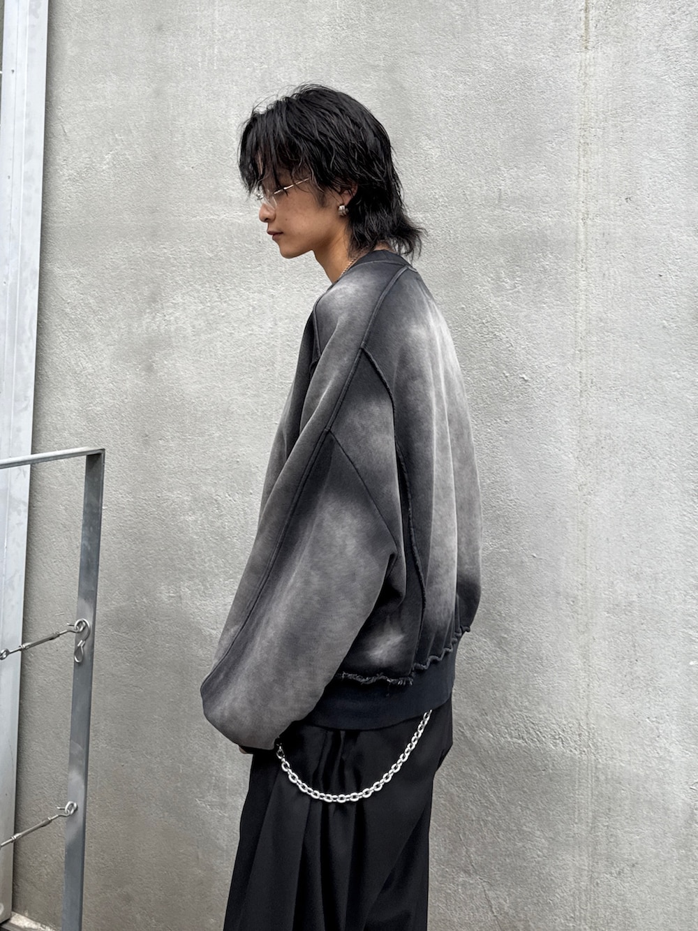 ブラック系のスウェット、ブラック系のその他パンツ、シルバー系のサングラスを着用したメンズの春コーディネートの5枚目の写真