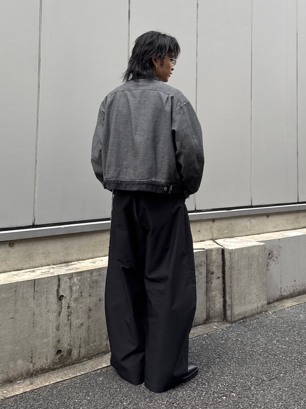 ブラック系のTシャツ/カットソー、ブラック系のその他パンツ、ブラック系のデニムジャケットを着用したメンズの春コーディネートの3枚目の写真