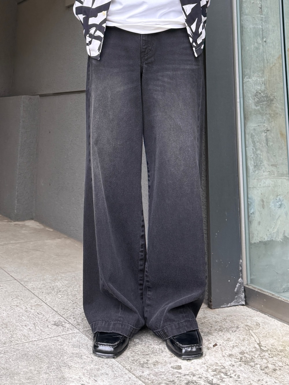 ブラック系のシャツ/ブラウス、ブラック系のデニムパンツ、ホワイト系のタンクトップを着用したメンズの夏コーディネートの7枚目の写真