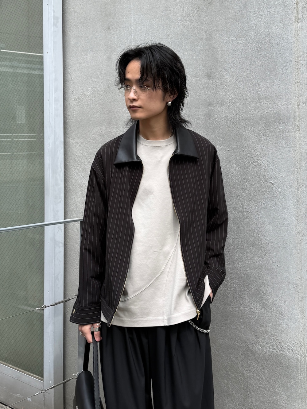 ブラック系のその他パンツ、ブラック系のハンドバッグ、グレー系のTシャツ/カットソーを着用したメンズの春コーディネートの4枚目の写真