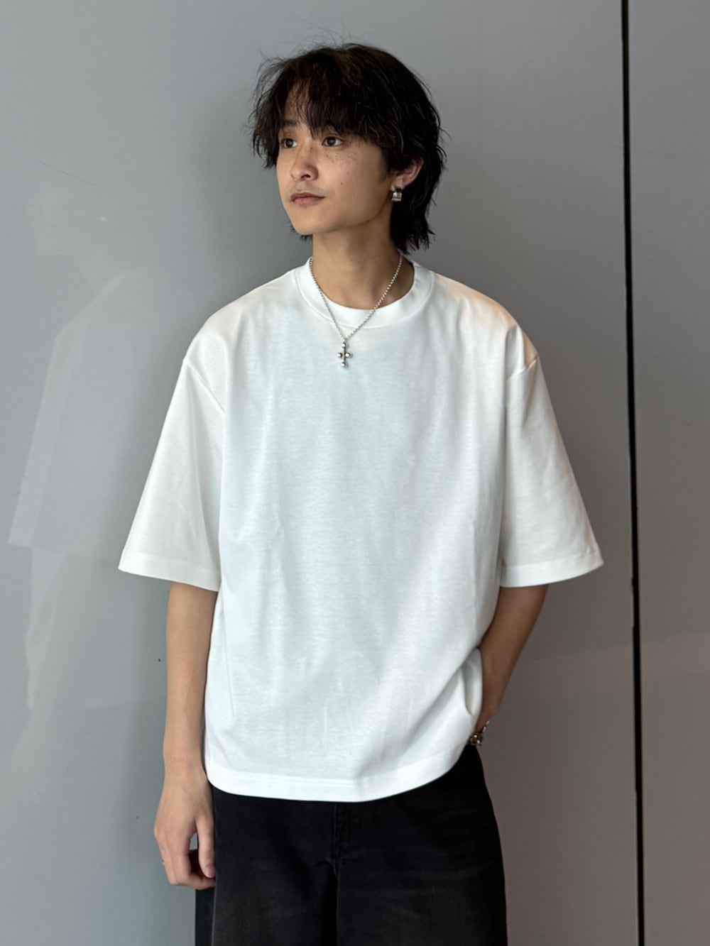 ホワイト系のTシャツ/カットソー、ブラック系のデニムパンツを着用したメンズの夏コーディネートの4枚目の写真