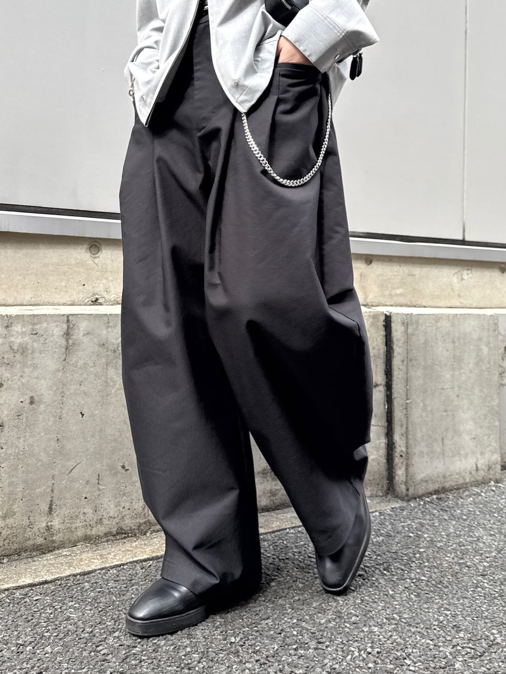 ブラック系のその他パンツ、ブラック系のショルダーバッグ、グレー系のシャツ/ブラウスを着用したメンズの春コーディネートの8枚目の写真