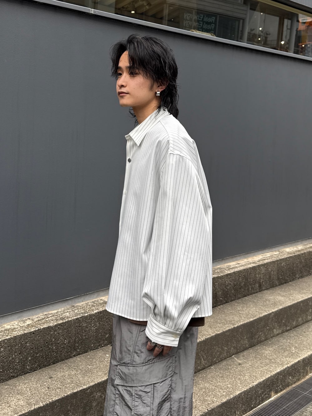 ホワイト系のシャツ/ブラウス、ブラウン系のTシャツ/カットソー、グレー系のカーゴパンツを着用したメンズの春コーディネートの5枚目の写真