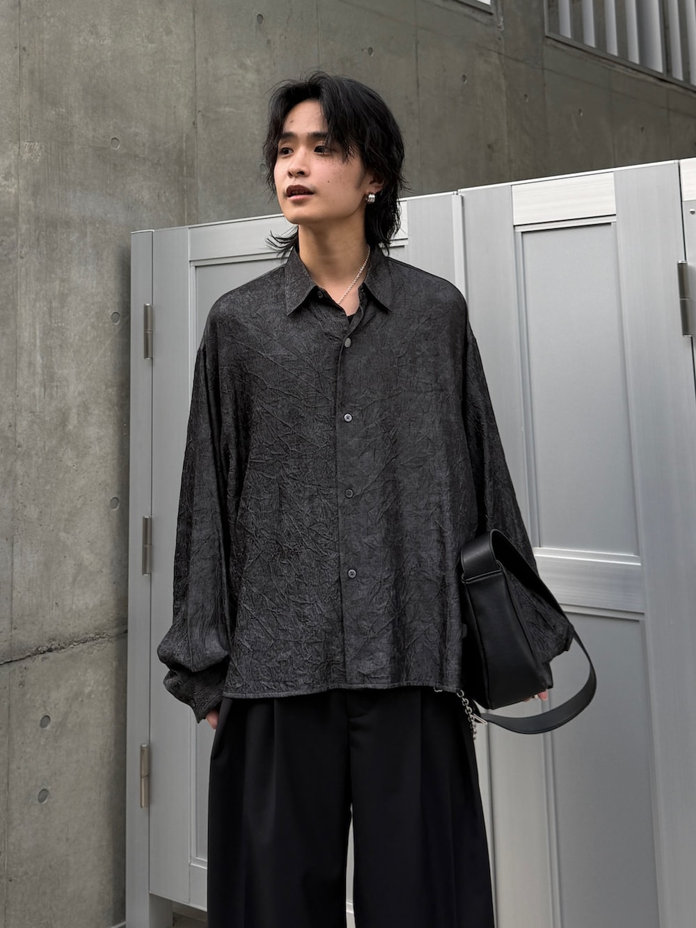 ブラック系のシャツ/ブラウス、ブラック系のスラックス、ブラック系のショルダーバッグを着用したメンズの春コーディネートの4枚目の写真