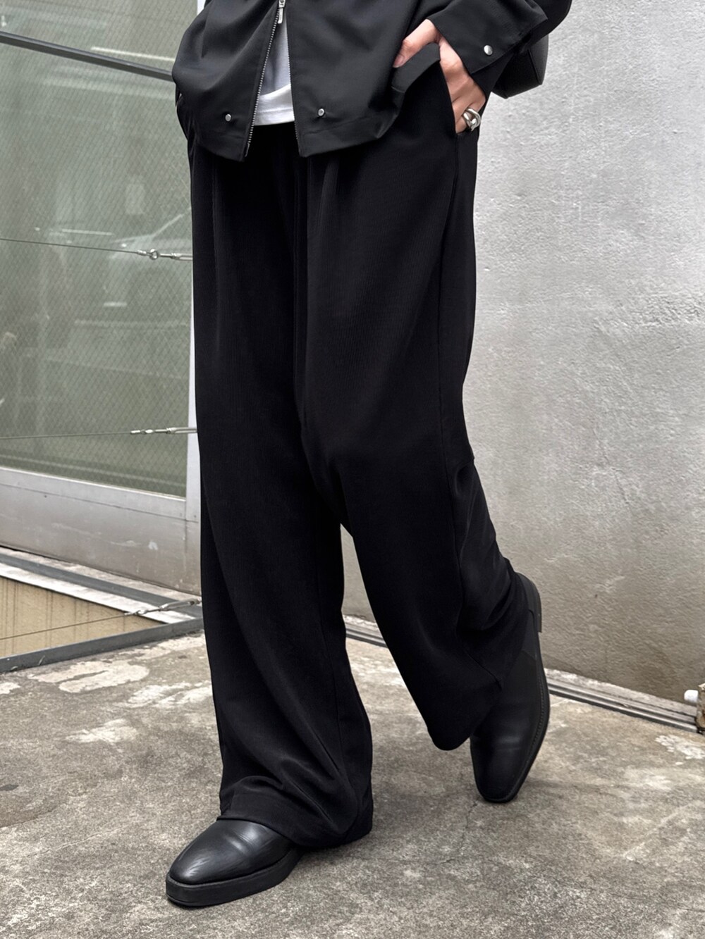 ブラック系のシャツ/ブラウス、ブラック系のその他パンツ、ブラック系のショルダーバッグを着用したメンズの春コーディネートの8枚目の写真