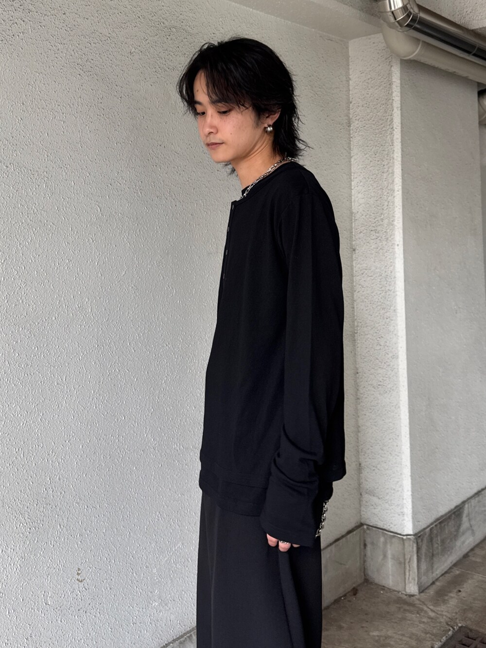 グレー系のテーラードジャケット、ブラック系のTシャツ/カットソー、ブラック系のスラックスを着用したメンズの春コーディネートの8枚目の写真