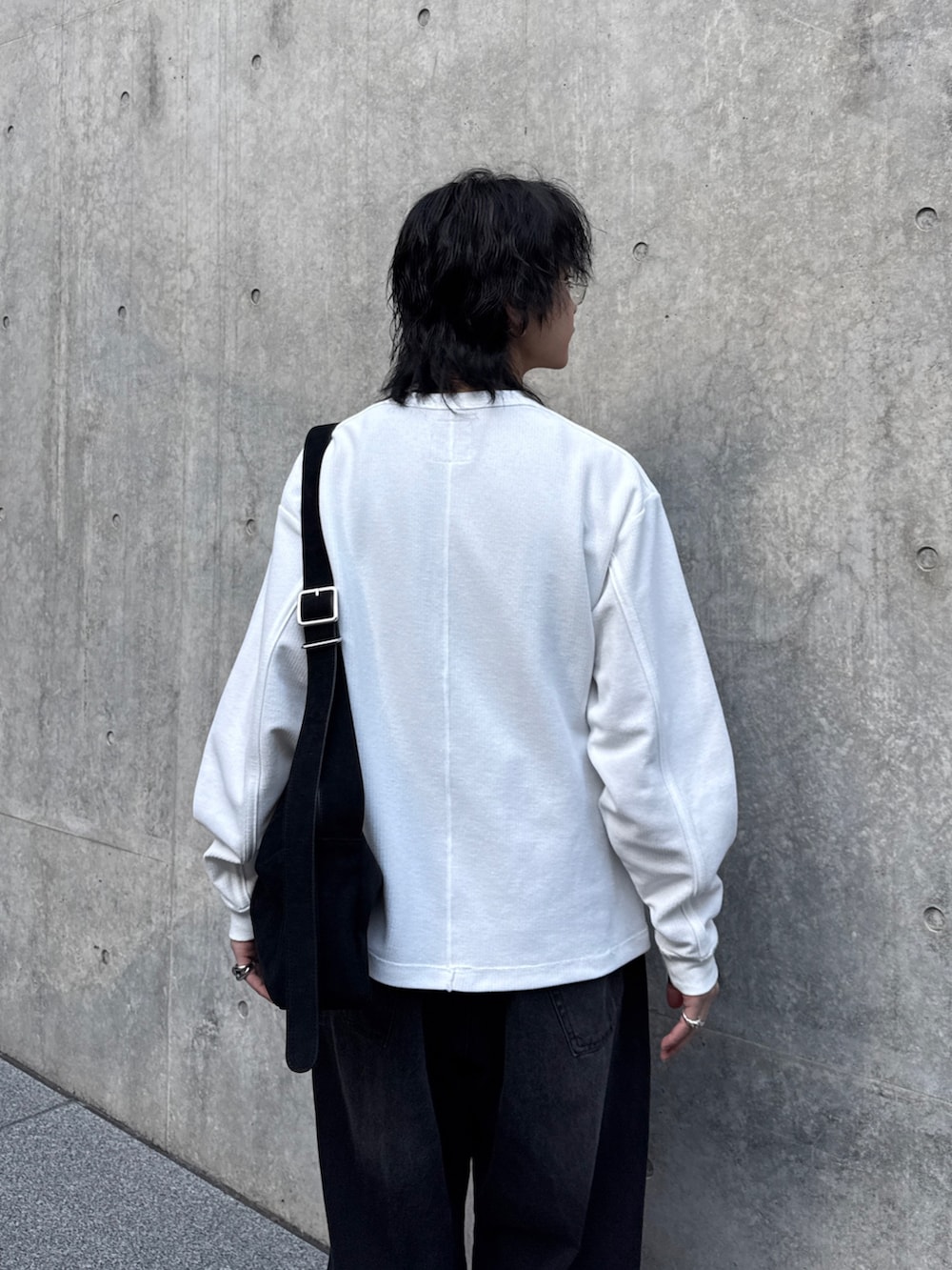 ホワイト系のTシャツ/カットソー、ブラック系のショルダーバッグ、ブラック系のデニムパンツを着用したメンズの春コーディネートの6枚目の写真