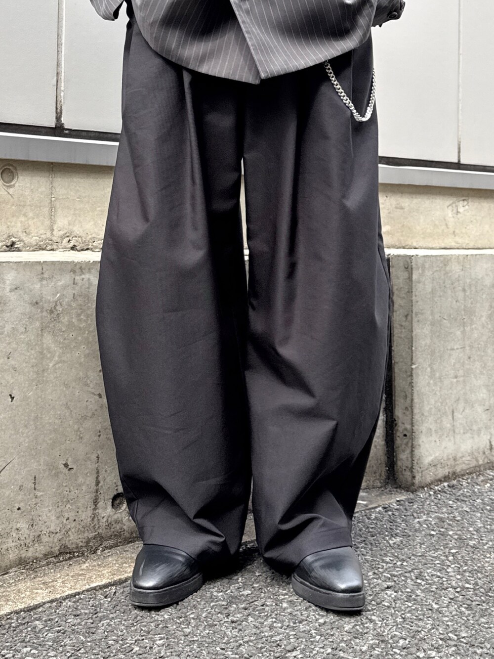 ブラック系のその他パンツ、グレー系のテーラードジャケット、グレー系のシャツ/ブラウスを着用したメンズの春コーディネートの9枚目の写真