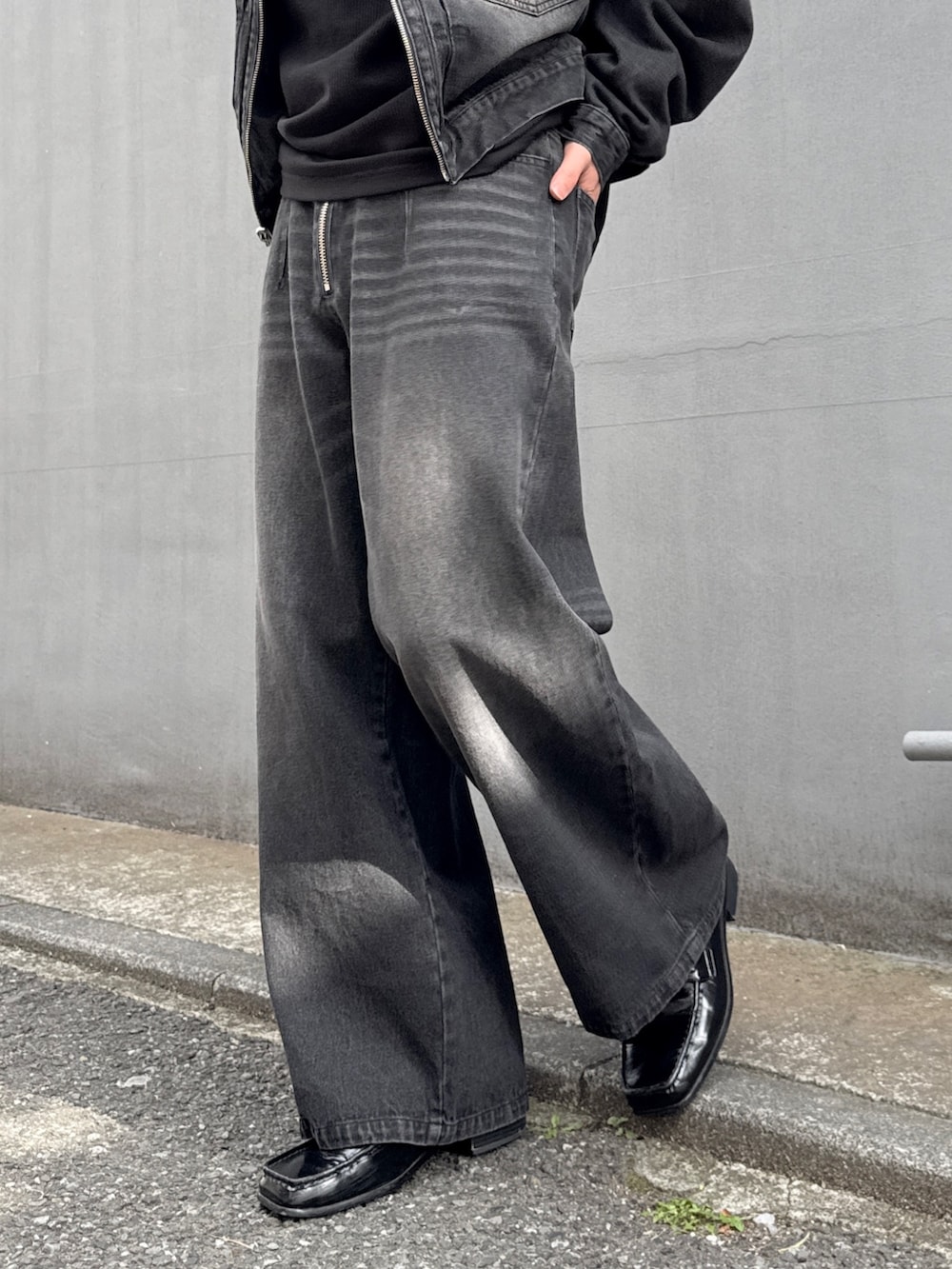 ブラック系のデニムジャケット、ブラック系のデニムパンツ、ブラック系のTシャツ/カットソーを着用したメンズの春コーディネートの7枚目の写真