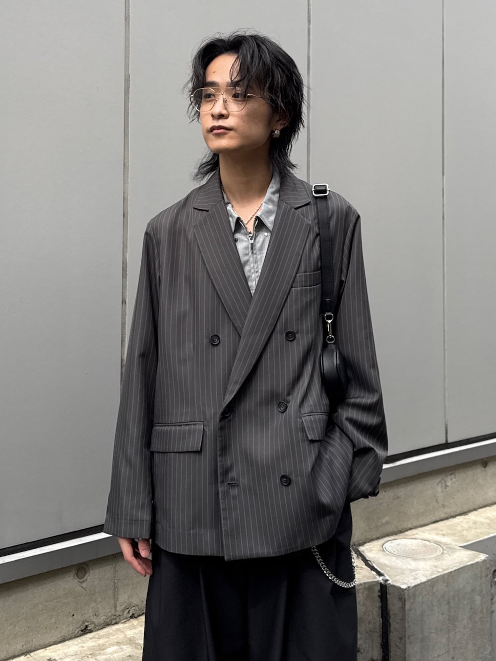 ブラック系のその他パンツ、グレー系のテーラードジャケット、グレー系のシャツ/ブラウスを着用したメンズの春コーディネートの4枚目の写真