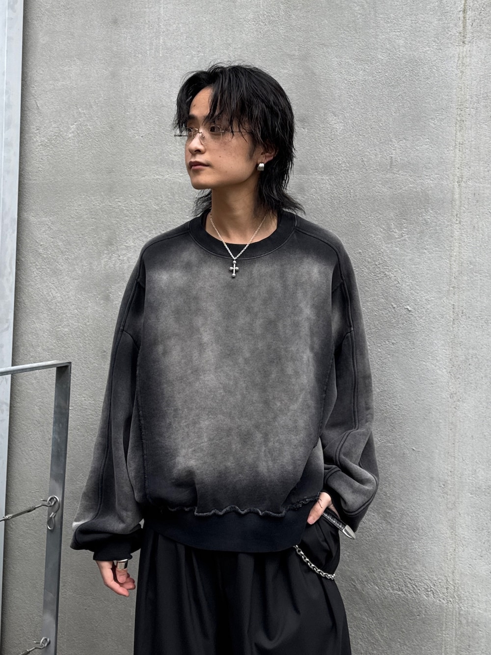 ブラック系のスウェット、ブラック系のその他パンツ、シルバー系のサングラスを着用したメンズの春コーディネートの4枚目の写真