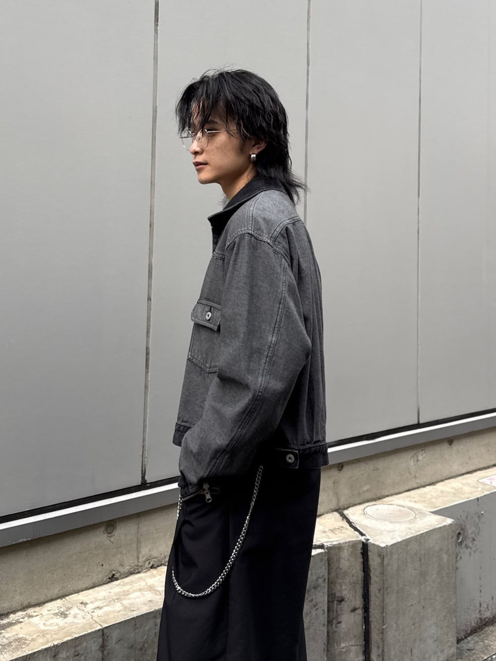 ブラック系のTシャツ/カットソー、ブラック系のその他パンツ、ブラック系のデニムジャケットを着用したメンズの春コーディネートの5枚目の写真