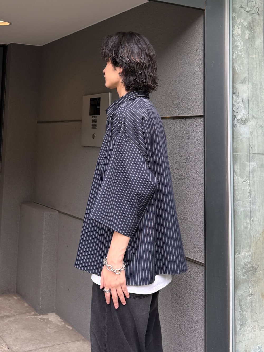 ブルー系のシャツ/ブラウス、ホワイト系のタンクトップ、ブラック系のデニムパンツを着用したメンズの夏コーディネートの5枚目の写真