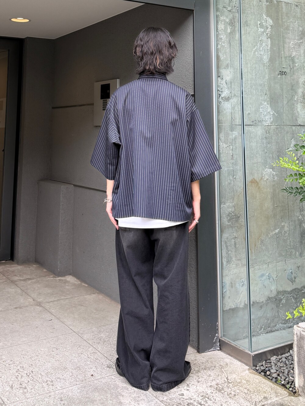ブルー系のシャツ/ブラウス、ホワイト系のタンクトップ、ブラック系のデニムパンツを着用したメンズの夏コーディネートの3枚目の写真