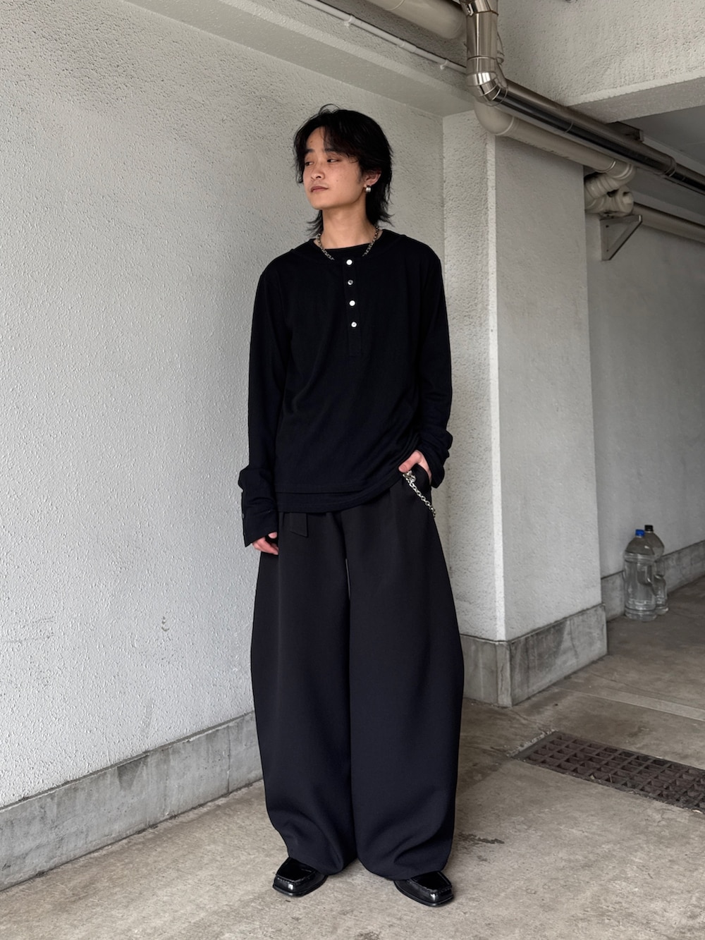 グレー系のテーラードジャケット、ブラック系のTシャツ/カットソー、ブラック系のスラックスを着用したメンズの春コーディネートの3枚目の写真