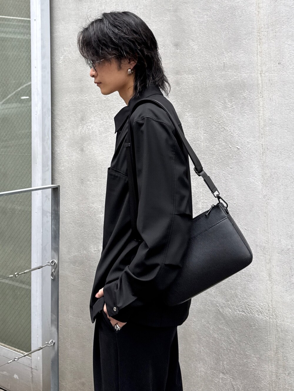 ブラック系のシャツ/ブラウス、ブラック系のその他パンツ、ブラック系のショルダーバッグを着用したメンズの春コーディネートの5枚目の写真