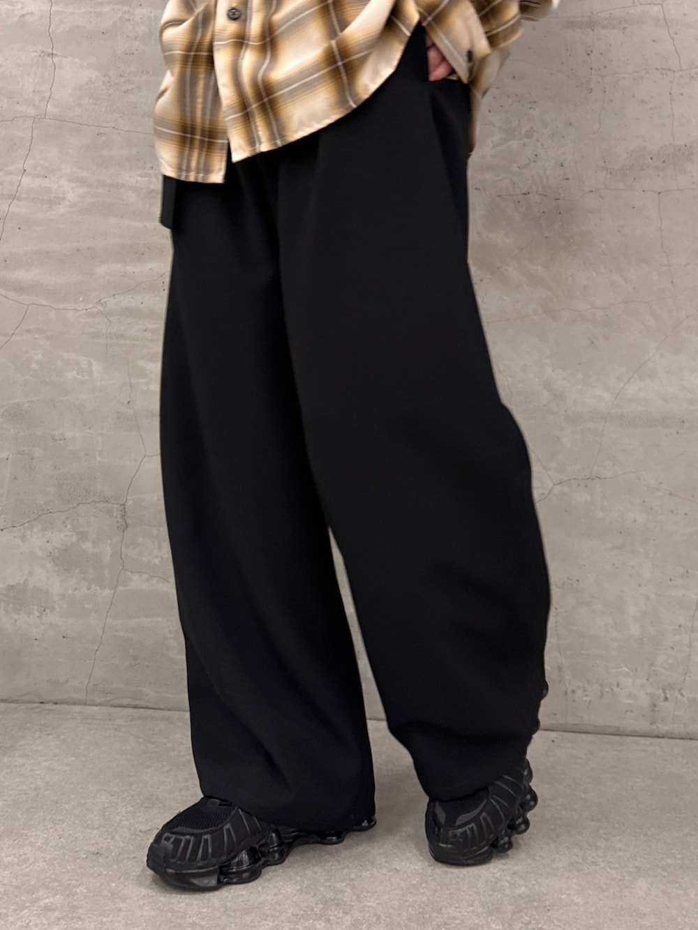 ホワイト系のシャツ/ブラウス、ブラック系のスラックスを着用したメンズの春コーディネートの8枚目の写真