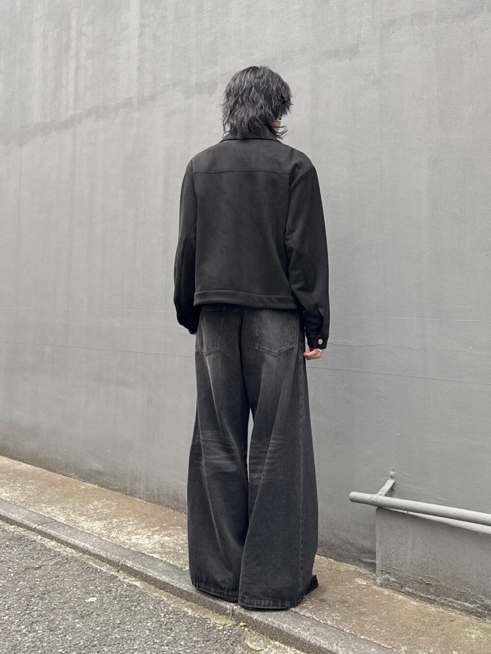 ブラック系のブルゾン、ブラック系のデニムパンツを着用したメンズの春コーディネートの4枚目の写真