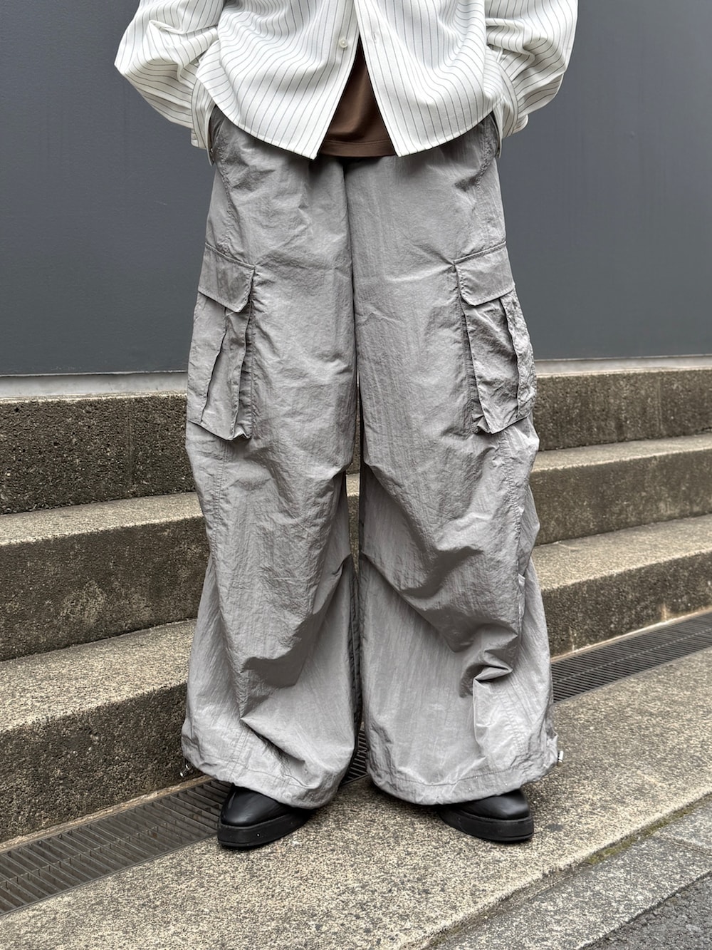 ホワイト系のシャツ/ブラウス、ブラウン系のTシャツ/カットソー、グレー系のカーゴパンツを着用したメンズの春コーディネートの7枚目の写真