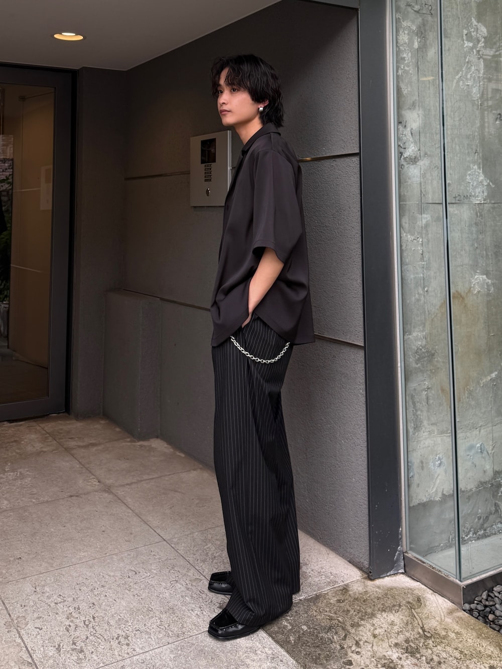 ブラック系のシャツ/ブラウス、ブラック系のTシャツ/カットソー、ブラック系のスラックスを着用したメンズの夏コーディネートの2枚目の写真