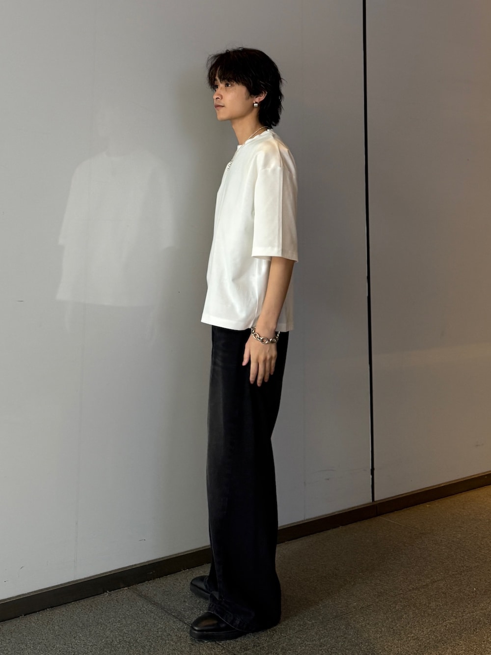 ホワイト系のTシャツ/カットソー、ブラック系のデニムパンツを着用したメンズの夏コーディネートの2枚目の写真