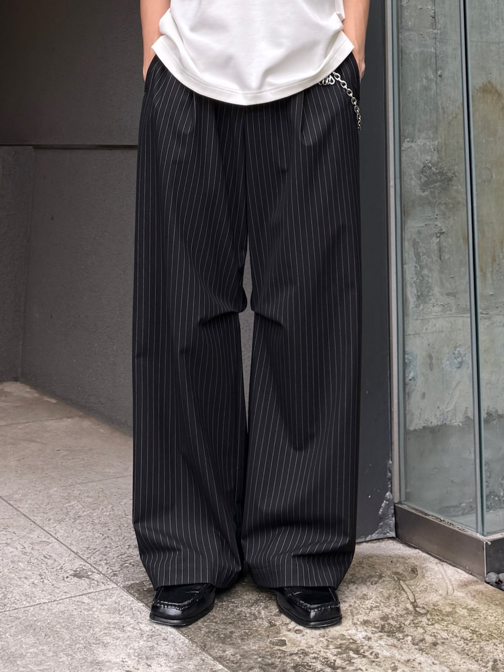 ブラック系のシャツ/ブラウス、ブラック系のスラックス、ブラック系のショルダーバッグを着用したメンズの夏コーディネートの9枚目の写真