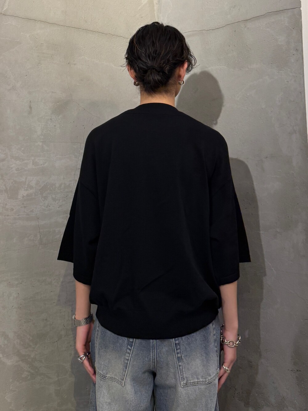 ブラック系のTシャツ/カットソー、ブルー系のデニムパンツを着用したメンズの夏コーディネートの6枚目の写真