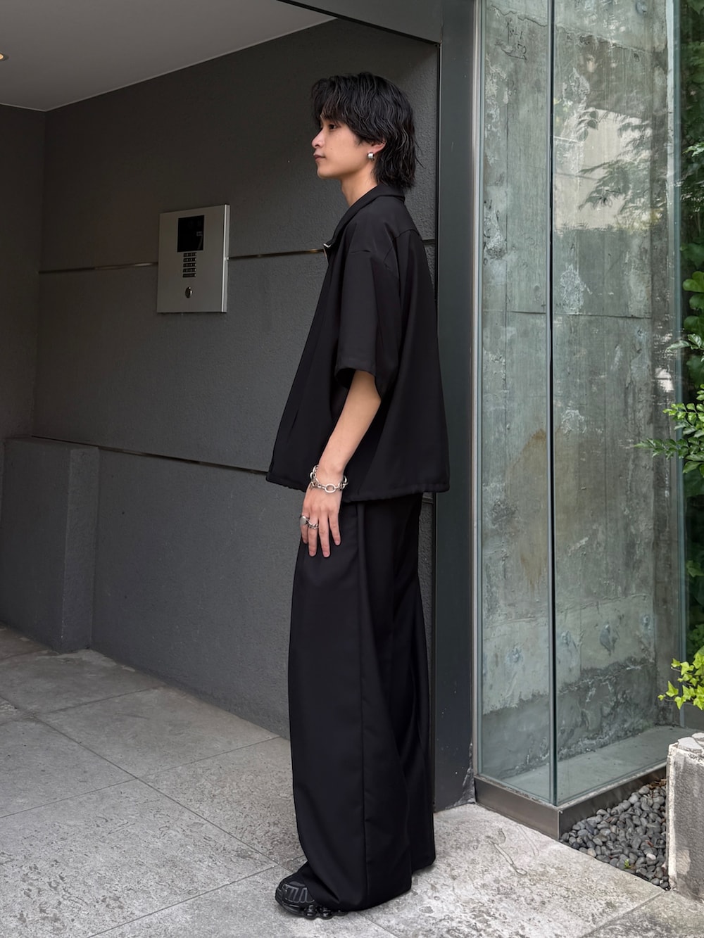 ブラック系のシャツ/ブラウス、ブラック系のスラックスを着用したメンズの夏コーディネートの2枚目の写真