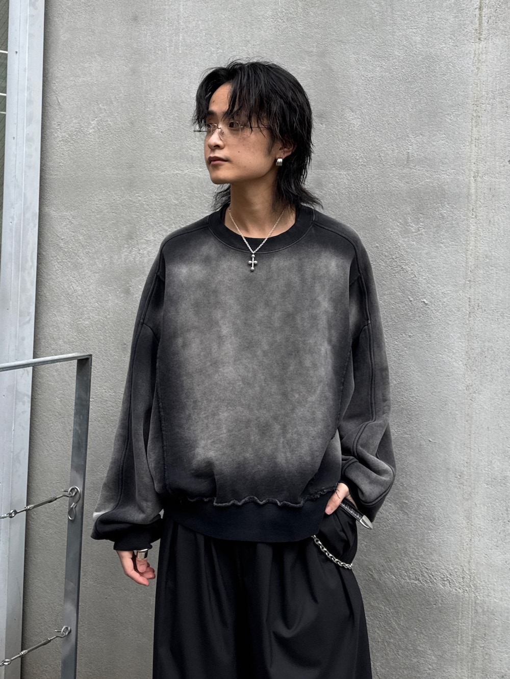 ブラック系のMA-1、ブラック系のスウェット、ブラック系のその他パンツを着用したメンズの春コーディネートの7枚目の写真