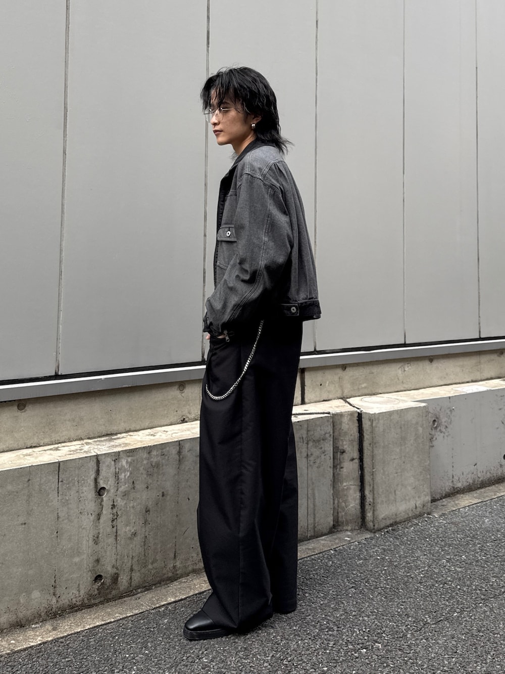 ブラック系のTシャツ/カットソー、ブラック系のその他パンツ、ブラック系のデニムジャケットを着用したメンズの春コーディネートの2枚目の写真