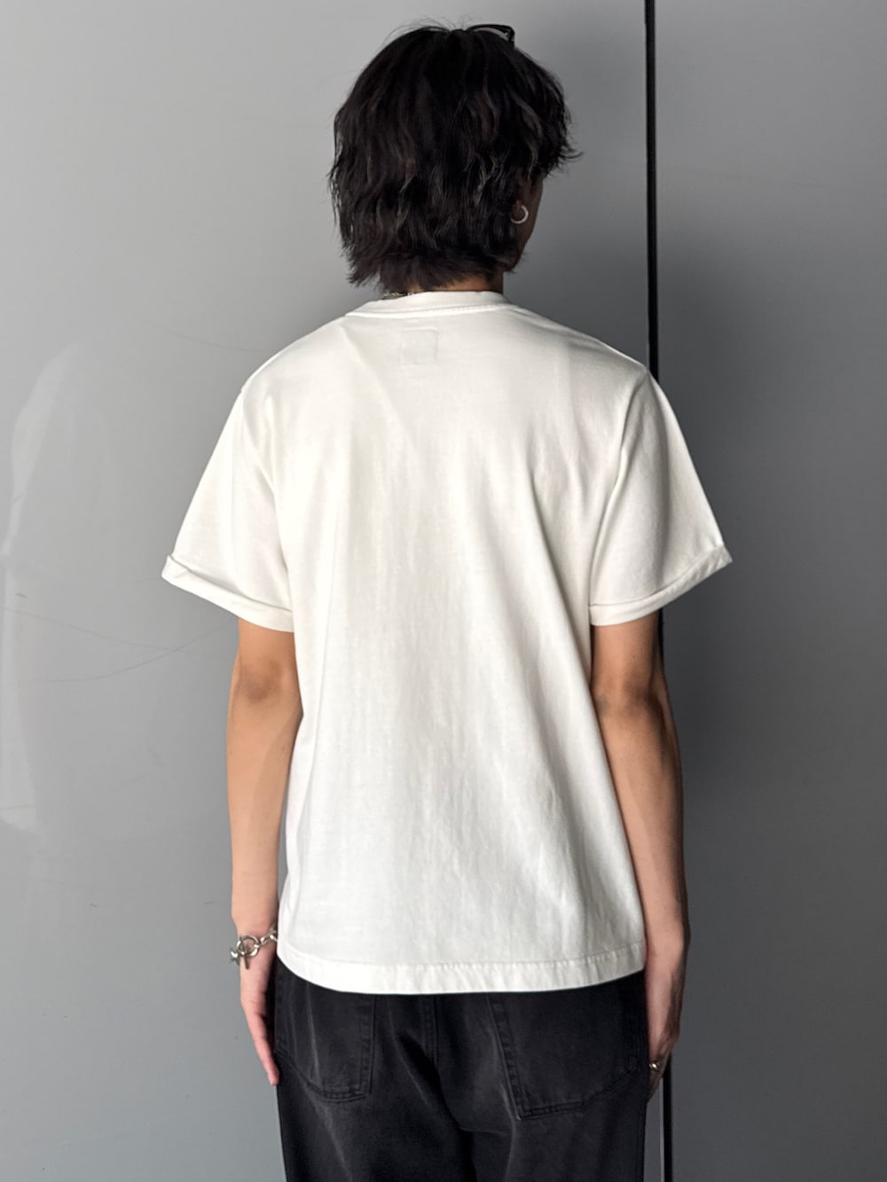 ホワイト系のTシャツ/カットソー、ブラック系のデニムパンツを着用したメンズの夏コーディネートの6枚目の写真