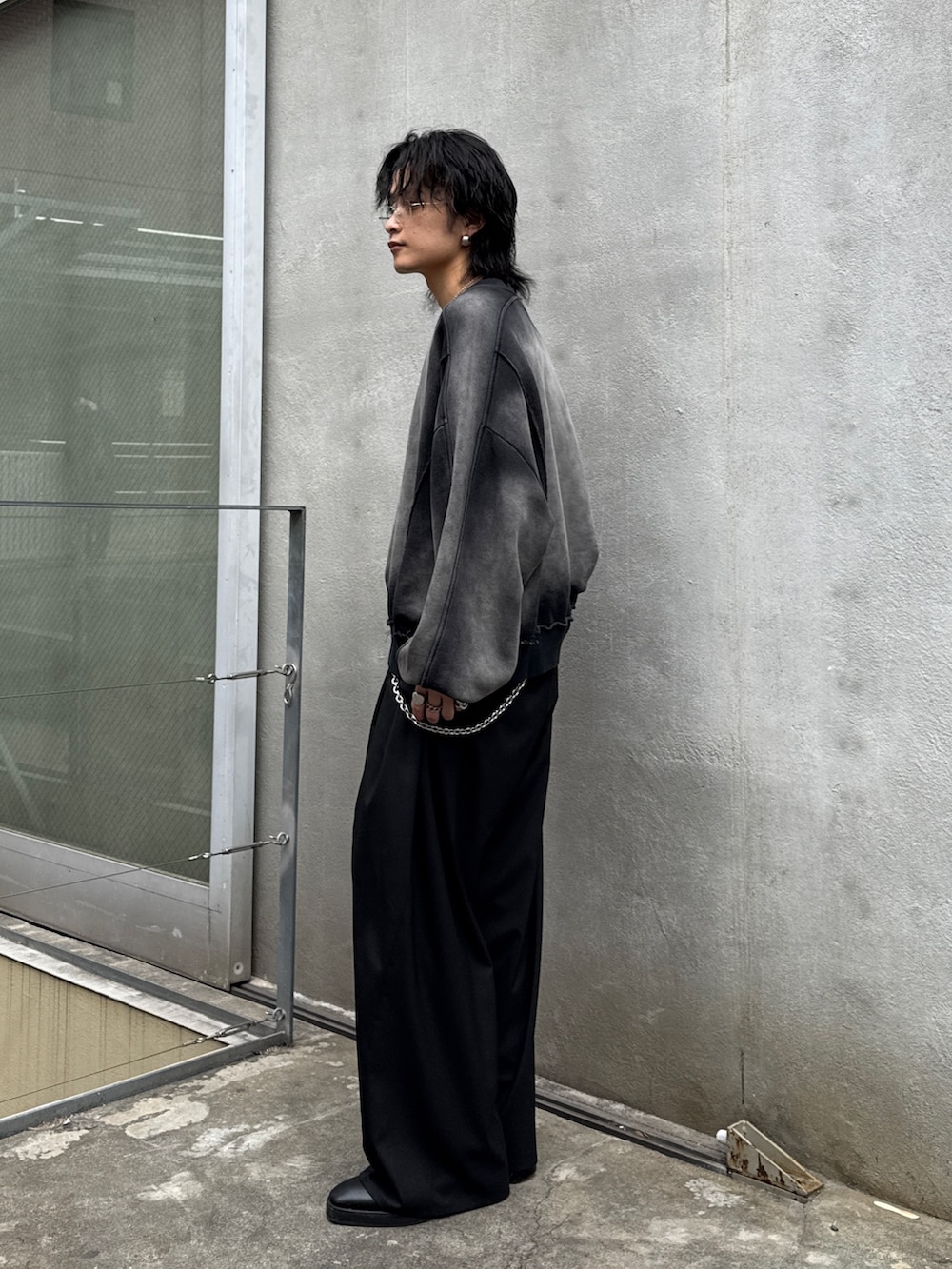 ブラック系のスウェット、ブラック系のその他パンツ、シルバー系のサングラスを着用したメンズの春コーディネートの2枚目の写真