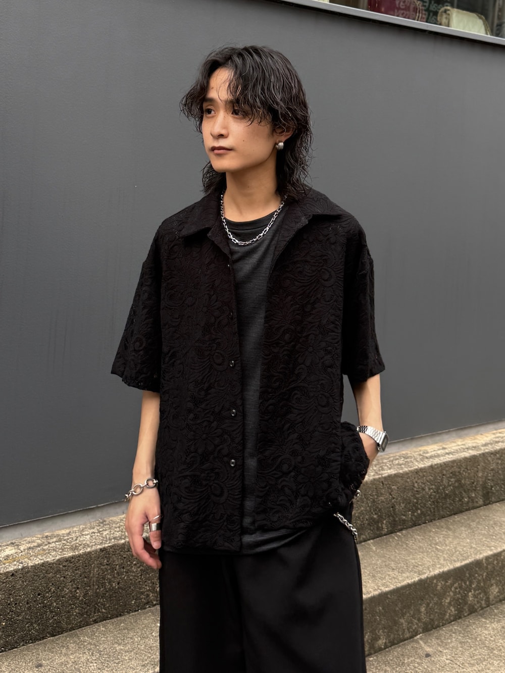 ブラック系のシャツ/ブラウス、グレー系のTシャツ/カットソー、ブラック系のスラックスを着用したメンズの夏コーディネートの4枚目の写真