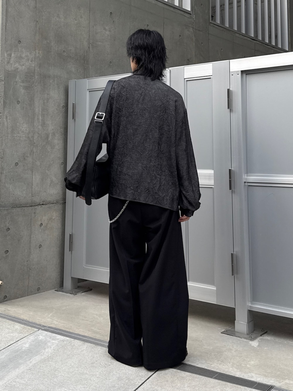 ブラック系のシャツ/ブラウス、ブラック系のスラックス、ブラック系のショルダーバッグを着用したメンズの春コーディネートの3枚目の写真