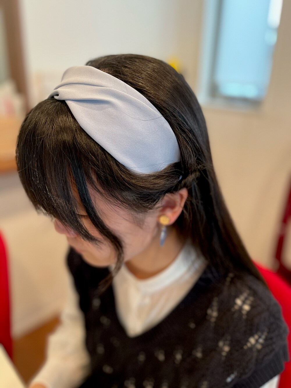 ブルー系のカチューシャを着用したレディースの冬コーディネートの2枚目の写真