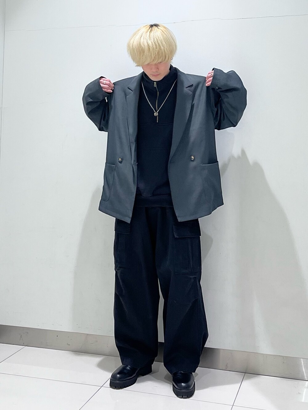 「きれいめカジュアル、ワイドパンツ、レザー、ストリート、カーゴパンツ、ブーツ、レイヤードスタイル、冬コーデ、スウェット、モノトーン、SENSEOFPLACE、モード、キレイめ、ジャケット、アウター」|「Instagram📸のアイテム(その他、ブルー系)」を使った、4yato Komatsubaraさん(メンズ・172cm)の冬コーディネートの2枚目の写真
