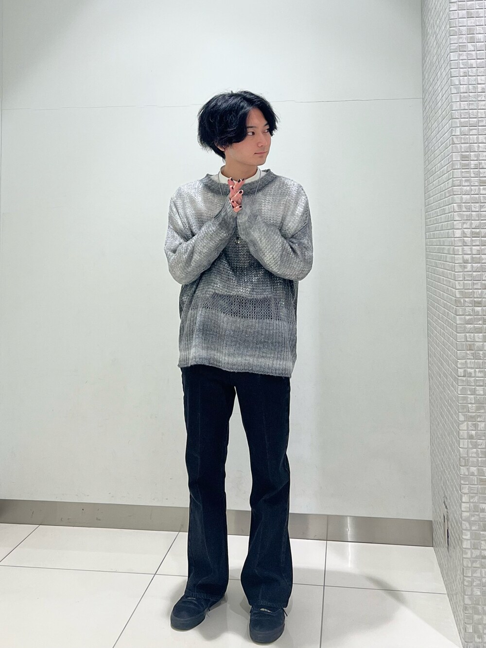 ホワイト系のシャツ/ブラウス、ブラック系のニット/セーター、ブラック系のスニーカーを着用したメンズの冬コーディネートの2枚目の写真