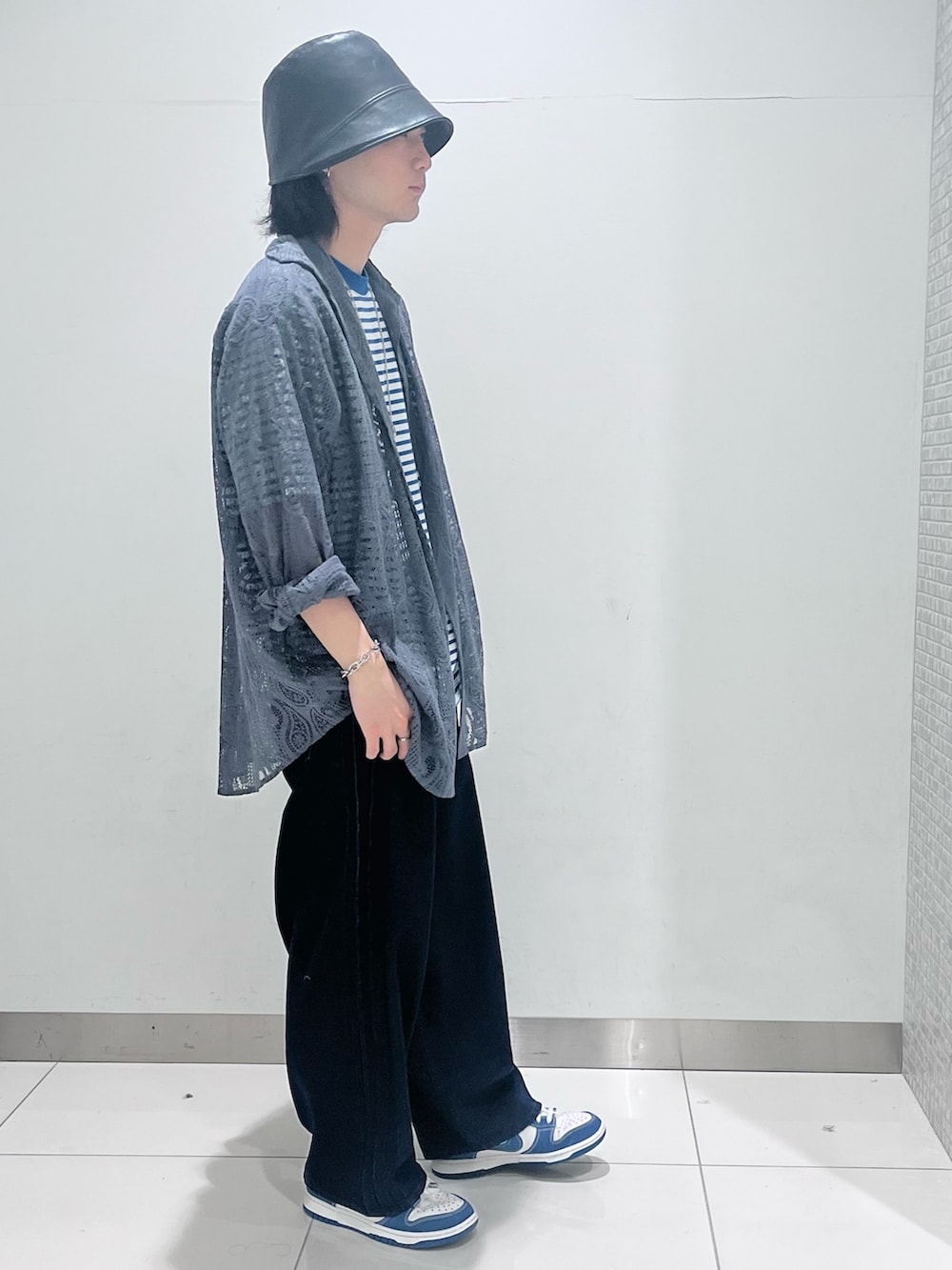 「スニーカー、ボーダー、プチプラ、デニム、シャツスタイル、SENSEOFPLACE、バケットハット、レイヤードスタイル、ビッグシルエット、夏コーデ、リンガーTシャツ、NIKE、カジュアル、カジュアルコーデ、大人カジュアル」|「Instagram📸のアイテム(その他、ブルー系)」を使った、4yato Komatsubaraさん(メンズ・172cm)の夏コーディネートの3枚目の写真