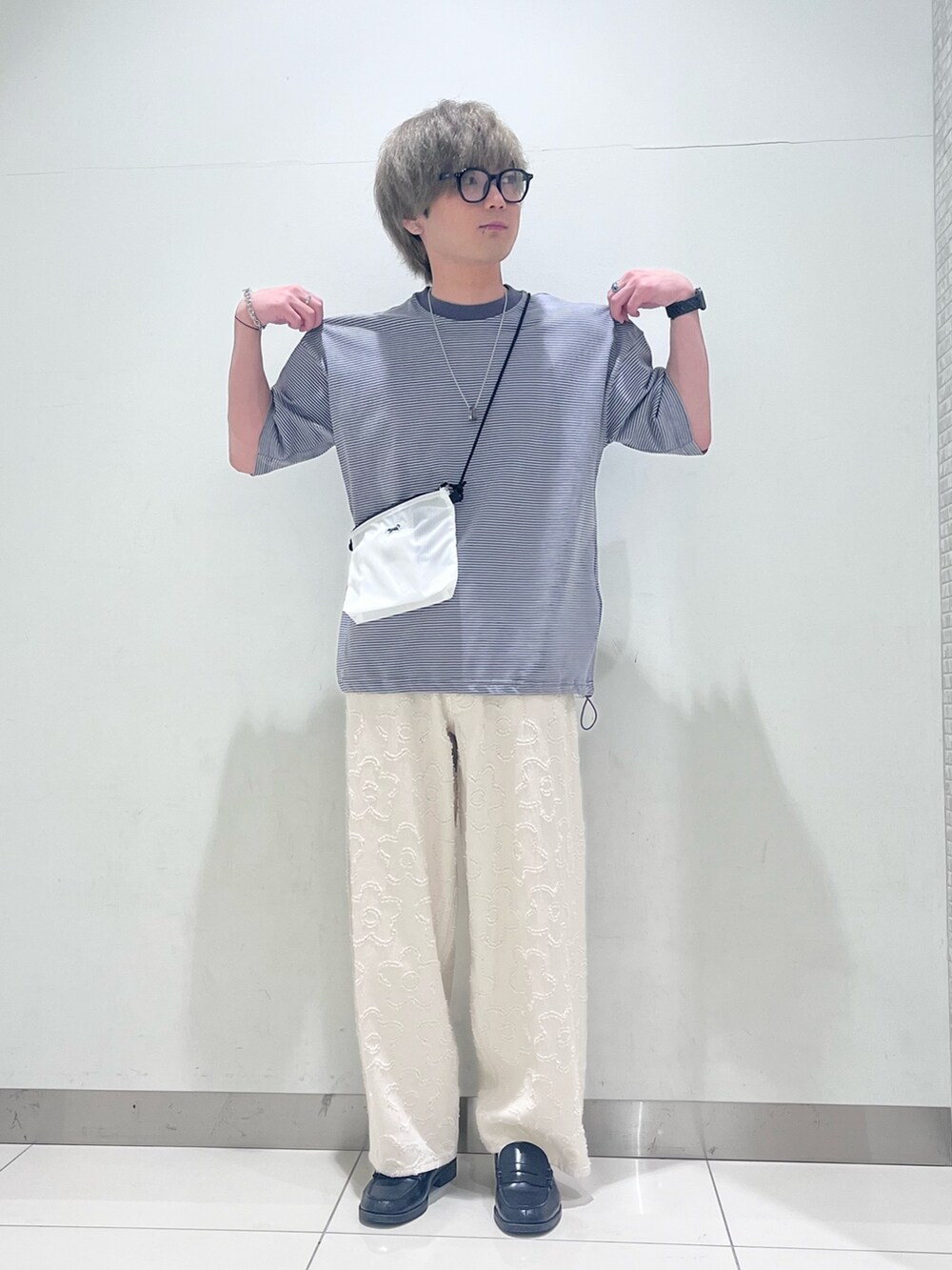 グレー系のTシャツ/カットソー、グリーン系のショルダーバッグ、ホワイト系のデニムパンツを着用したメンズの春コーディネートの2枚目の写真
