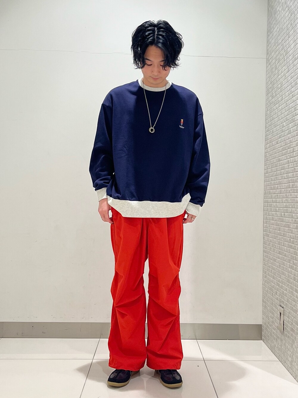 「カジュアル、カジュアルコーデ、きれいめカジュアル、オトナカジュアル、大人カジュアル、トレンチコート、スウェット、カラーパンツ、スニーカー、赤、ブラック、SENSEOFPLACE、ネイビー、黒、春アウター」|「Instagram📸のアイテム(その他、ブルー系)」を使った、4yato Komatsubaraさん(メンズ・172cm)の春コーディネートの6枚目の写真