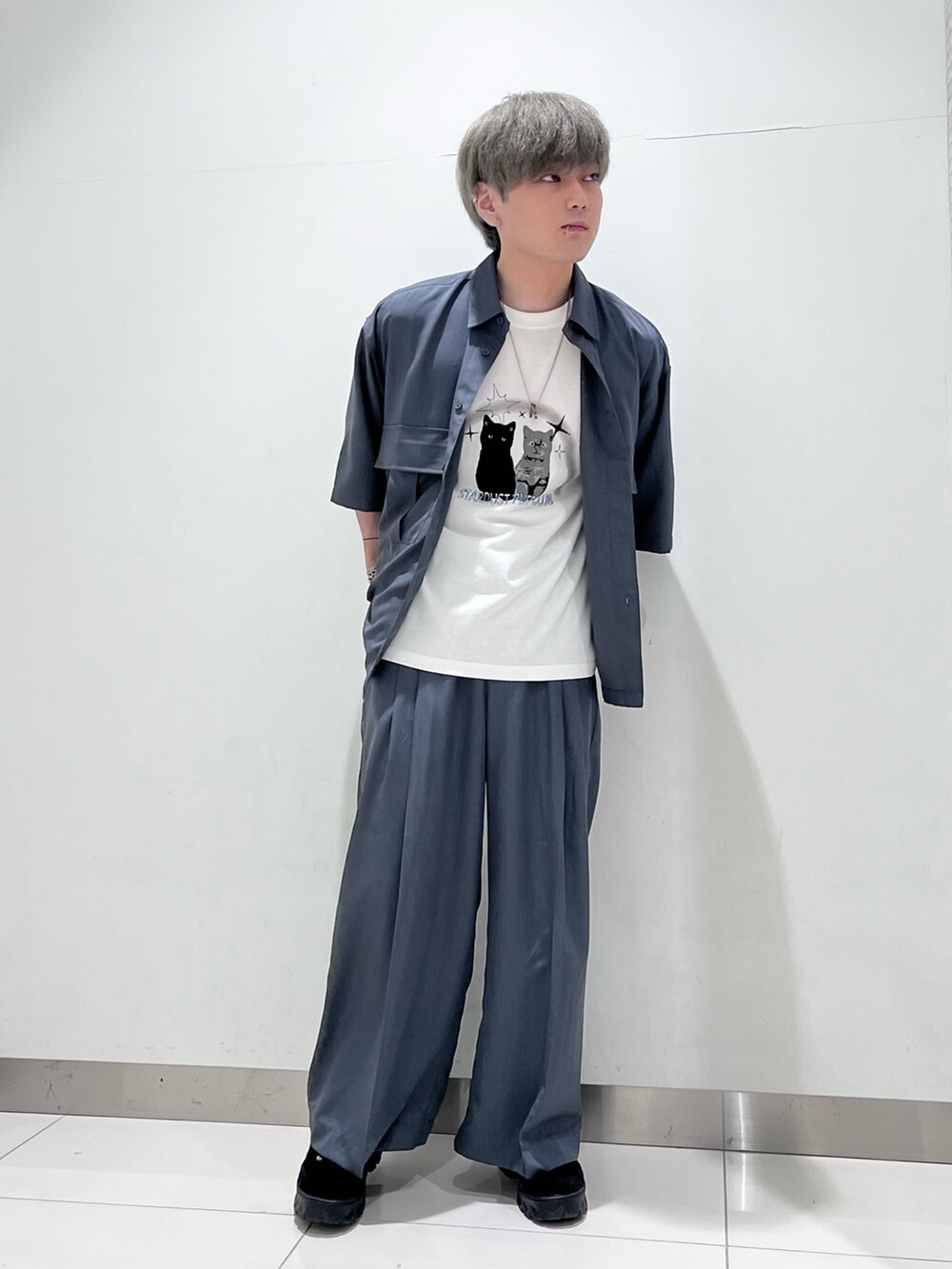 グレー系のシャツ/ブラウス、ホワイト系のTシャツ/カットソー、グレー系のその他パンツを着用したメンズの夏コーディネートの2枚目の写真