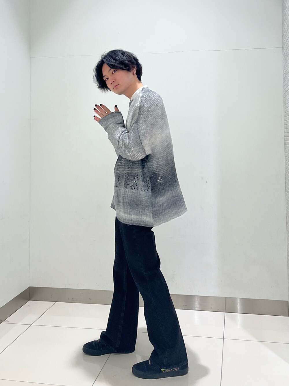 ホワイト系のシャツ/ブラウス、ブラック系のニット/セーター、ブラック系のスニーカーを着用したメンズの冬コーディネートの4枚目の写真