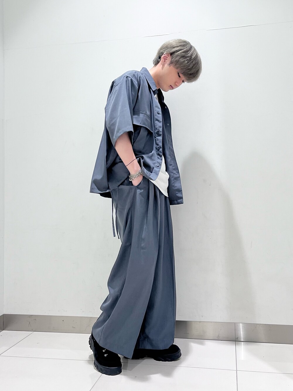 グレー系のシャツ/ブラウス、ホワイト系のTシャツ/カットソー、グレー系のその他パンツを着用したメンズの夏コーディネートの3枚目の写真