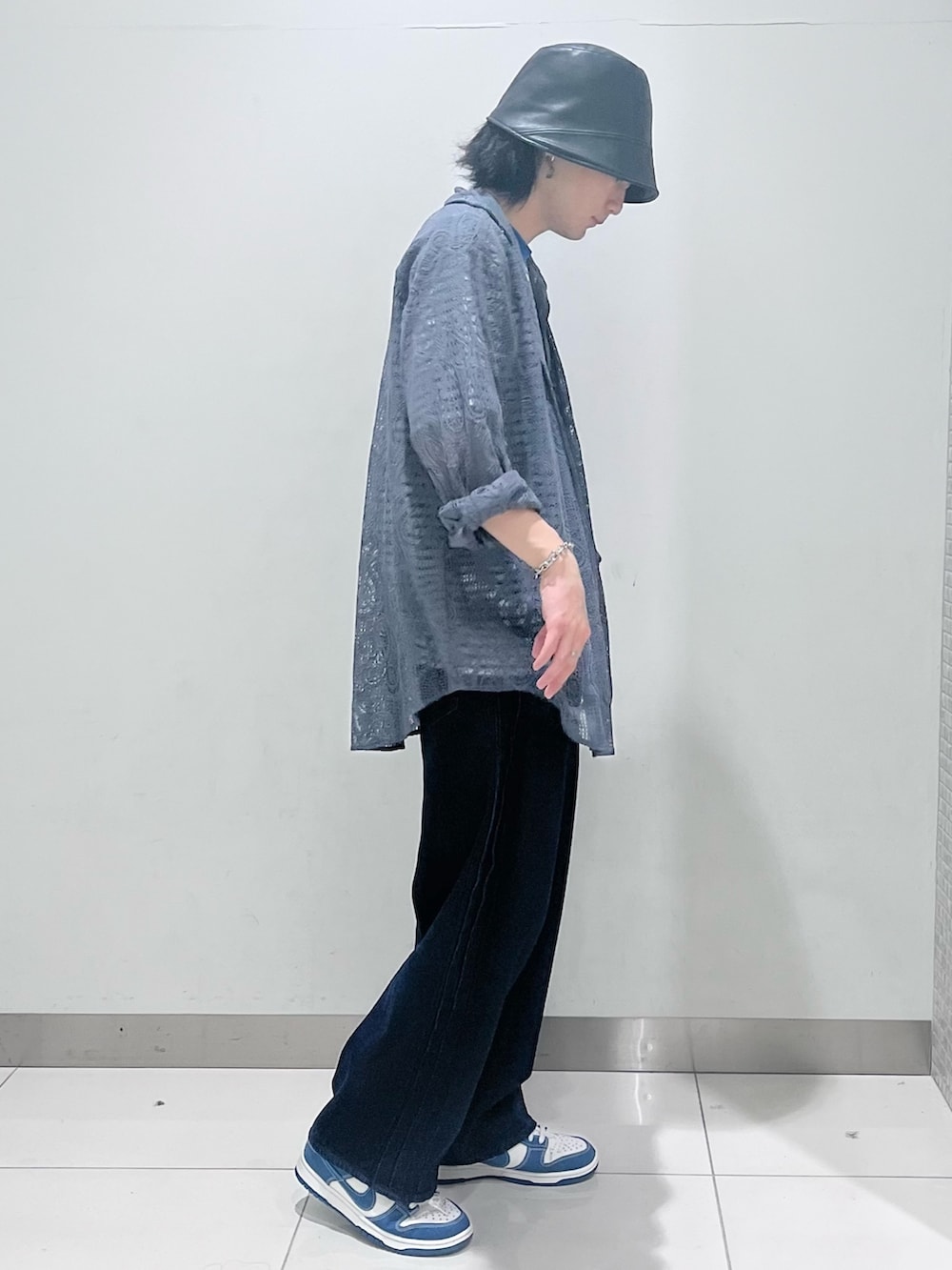 「スニーカー、ボーダー、プチプラ、デニム、シャツスタイル、SENSEOFPLACE、バケットハット、レイヤードスタイル、ビッグシルエット、夏コーデ、リンガーTシャツ、NIKE、カジュアル、カジュアルコーデ、大人カジュアル」|「Instagram📸のアイテム(その他、ブルー系)」を使った、4yato Komatsubaraさん(メンズ・172cm)の夏コーディネートの4枚目の写真