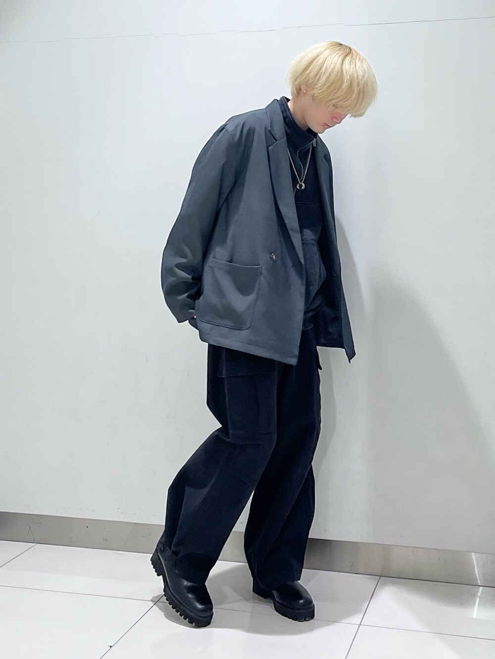 「きれいめカジュアル、ワイドパンツ、レザー、ストリート、カーゴパンツ、ブーツ、レイヤードスタイル、冬コーデ、スウェット、モノトーン、SENSEOFPLACE、モード、キレイめ、ジャケット、アウター」|「Instagram📸のアイテム(その他、ブルー系)」を使った、4yato Komatsubaraさん(メンズ・172cm)の冬コーディネートの3枚目の写真