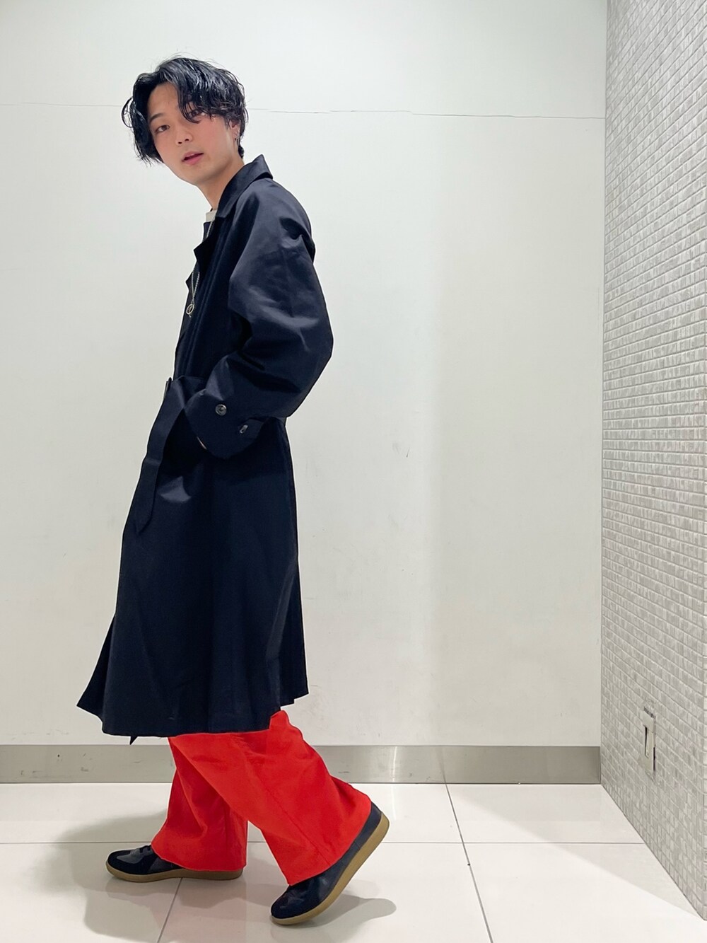 「カジュアル、カジュアルコーデ、きれいめカジュアル、オトナカジュアル、大人カジュアル、トレンチコート、スウェット、カラーパンツ、スニーカー、赤、ブラック、SENSEOFPLACE、ネイビー、黒、春アウター」|「Instagram📸のアイテム(その他、ブルー系)」を使った、4yato Komatsubaraさん(メンズ・172cm)の春コーディネートの3枚目の写真