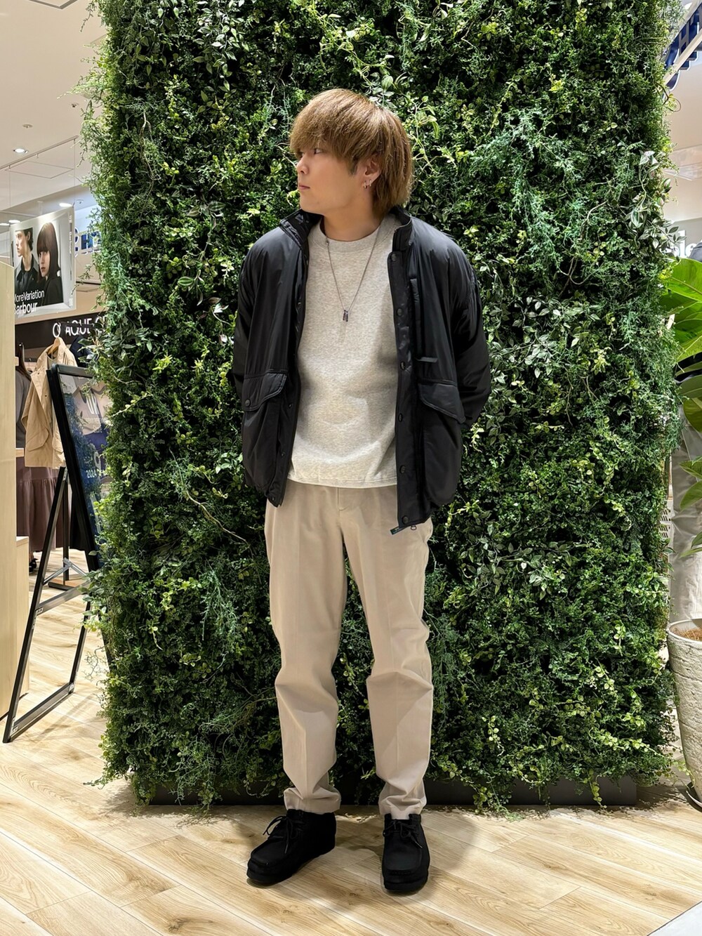 「秋っぽコーデ更新中、スウェット、秋コーデ、お出かけコーデ、カジュアル、カジュアルコーデ、大人カジュアル、アメカジ、ジャケット、URBAN RESEARCH、URBAN RESEARCH DOORS、ダウンジャケット、チノパン、LL.Bean、ブラック」｜「L.L.Beanのアイテム（ダウンジャケット/コート、ブラック系）」を使った、4yato Komatsubaraさん（メンズ・172cm）の秋コーディネートの2枚目の写真